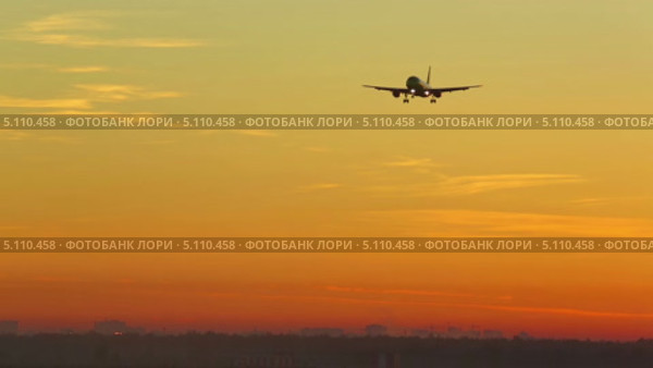 Самолет снижается. Стоковое видео, видеограф Игорь Жоров / Фотобанк Лори