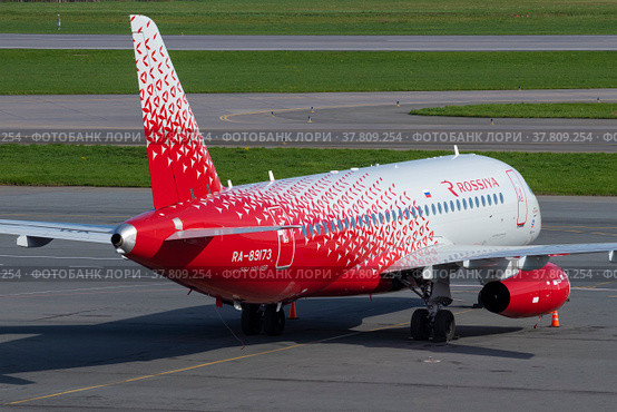Самолет Сухой Супер Джет 100 "Королев" (RA-89173) авиакомпании Rossiya - Russian Airlines крупным планом солнечным майским днем. Аэропорт Пулково, Санкт-Петербург (2022 год). Редакционное фото, фотограф Виктор Карасев / Фотобанк Лори