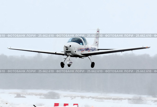Самолет Tecnam P2002JF (бортовой RA-01811) авиаклуба ЧелАвиа, проход над полосой (2017 год). Редакционное фото, фотограф Alexei Tavix / Фотобанк Лори