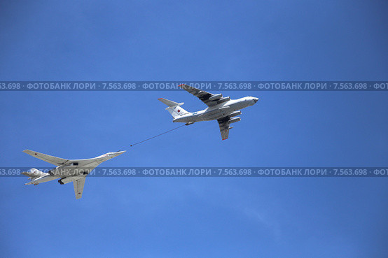 Самолет-топливозаправщик Ил-78 (бортовой номер RF-94287) и сверхзвуковой стратегический бомбардировщик дальней авиации России Ту-160 («Белый лебедь»), Парад Победы на Красной площади 9 мая 2015 года в Москве. Редакционное фото, фотограф Алексей Гусев / Фотобанк Лори