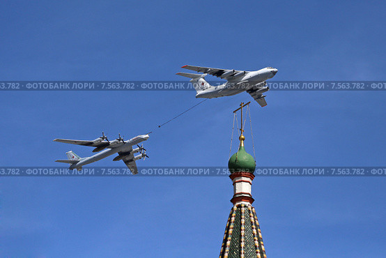 Самолет-топливозаправщик Ил-78 (бортовой номер RF-94287) и турбовинтовой стратегический бомбардировщик Ту-95 («Медведь») над куполом Храма Василия Блаженного, Москва (2015 год). Редакционное фото, фотограф Алексей Гусев / Фотобанк Лори