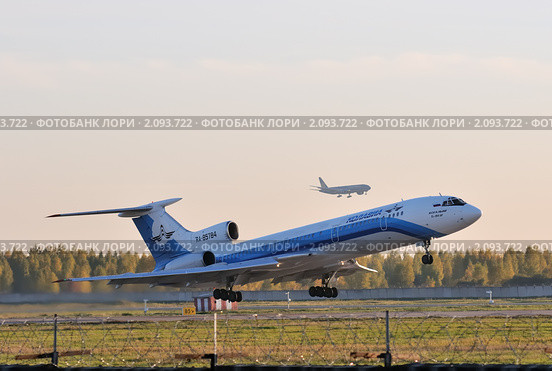 Самолет Ту-154М (бортовой RA-85784) авиакомпании "Колавиа" вылетает из Домодедово (2010 год). Редакционное фото, фотограф Alexei Tavix / Фотобанк Лори