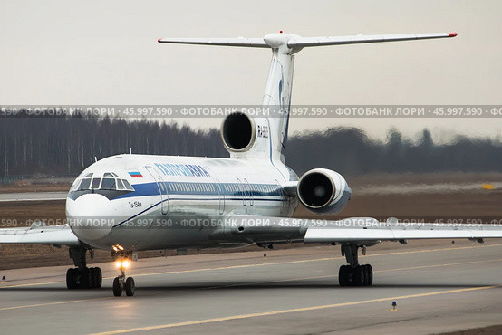 Самолет Туполев Ту-154М авиакомпании Газпром на рулении у аэропорту Пулково в "серую", пасмурную погоду (2016 год). Редакционное фото, фотограф Сергей Крамарев / Фотобанк Лори