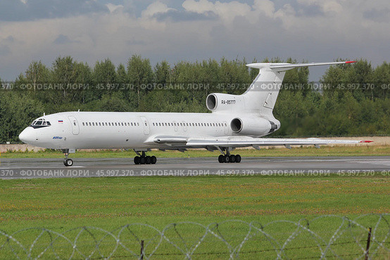 Самолет Туполев Ту-154М авиакомпании Utair в простой белой ливрее(окраске) выруливает на взлетно-посадочную полосу аэропорта Пулково (2012 год). Редакционное фото, фотограф Сергей Крамарев / Фотобанк Лори