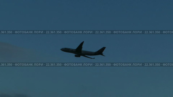 Самолёт взлетает на фоне неба (2016 год). Редакционное видео, видеограф Михаил Коханчиков / Фотобанк Лори