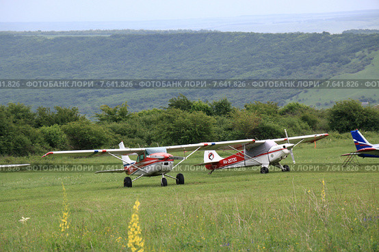 Самолеты Cessna 172 Skyhawk на аэродроме "Юца" (Россия, Ставропольский край, Предгорный район) (2015 год). Редакционное фото, фотограф Александр Степанов / Фотобанк Лори