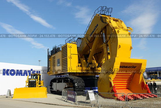 Самый большой карьерный экскаватор Komatsu PC 7200 и бульдозер на строительной выставке bauma 2016. Редакционное фото, фотограф Роман Коротков / Фотобанк Лори