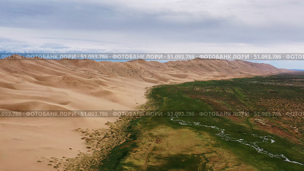 Sand dunes under cloudy sky in Gobi Desert. Стоковое фото, фотограф Михаил Коханчиков / Фотобанк Лори