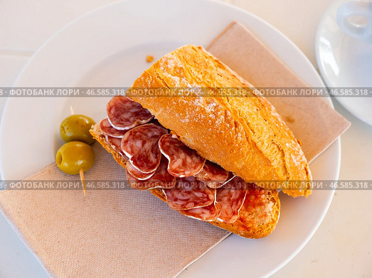 Sandwich with fuet sausage and olives. Spanish breakfast. Стоковое фото, фотограф Яков Филимонов / Фотобанк Лори