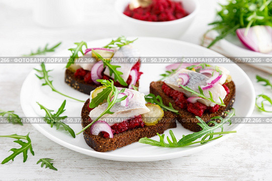 Sandwiches with salted herring fillet and beetroot pate. Стоковое фото, агентство Ingram Publishing / Фотобанк Лори