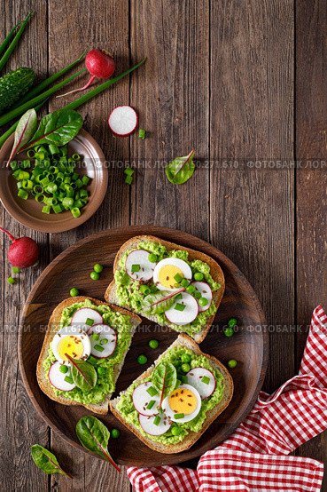 Sandwiches with wholemeal bread, hummus or puree of fresh green peas, radish, cucumber, boiled egg, green onion and chard. Стоковое фото, агентство Ingram Publishing / Фотобанк Лори