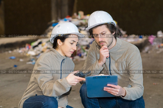 sanitation workers working in recycling plant. Стоковое фото, агентство Ingram Publishing / Фотобанк Лори