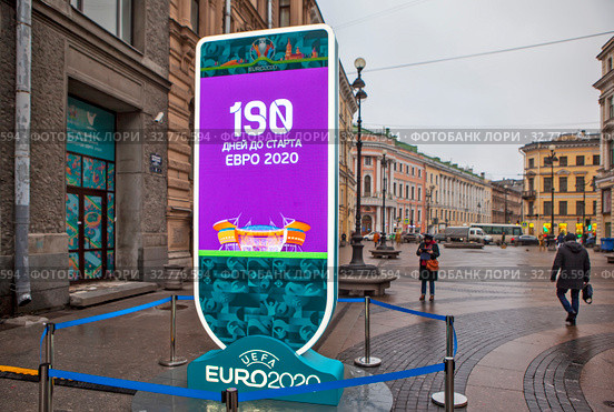 Санкт-Петербург. Часы обратного отсчета до "Евро-2020" по футболу. Большая Морская улица (2019 год). Редакционное фото, фотограф Сергей Афанасьев / Фотобанк Лори