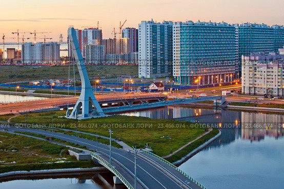 Санкт-Петербург. Квартал Балтийская жемчужина. Автомобильный мост имени Ахмата Кадырова и вантовый мост для тепломагистрали через Дудергофский канал (2016 год). Стоковое фото, фотограф Литвяк Игорь / Фотобанк Лори
