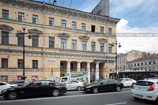 Санкт-Петербург. Невский проспект, "Кондитерская Вольфа и Беранже" и автомобильный поток (2017 год). Редакционное фото, фотограф Дмитрий Неумоин / Фотобанк Лори