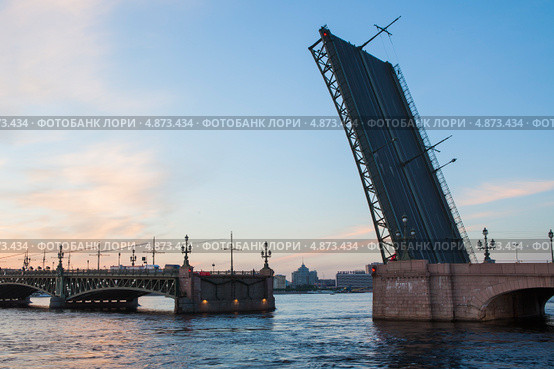 Санкт-Петербург.  Разведенный Троицкий мост (2013 год). Редакционное фото, фотограф Литвяк Игорь / Фотобанк Лори