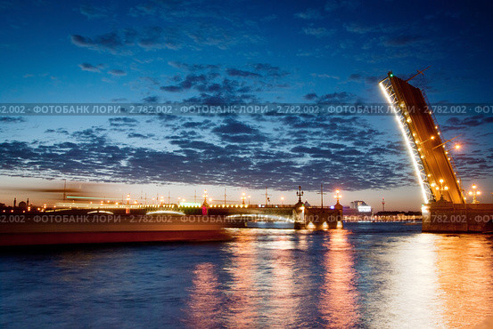 Санкт-Петербург. Разведенный Троицкий мост. Белые ночи (2011 год). Редакционное фото, фотограф Ольга Визави / Фотобанк Лори