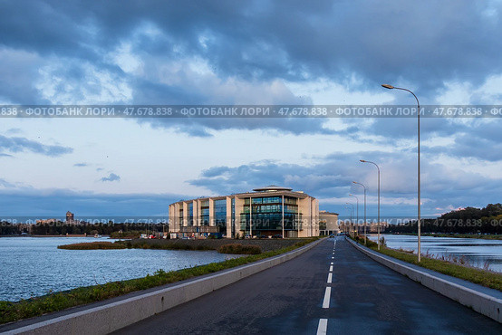 Санкт-Петербург, Россия. Дорога на Бычий остров, на котором расположено здание Пансиона воспитанниц Министерства обороны Российской Федерации. Современная архитектура и образование в России. Редакционное фото, фотограф Андрей Степанов / Фотобанк Лори