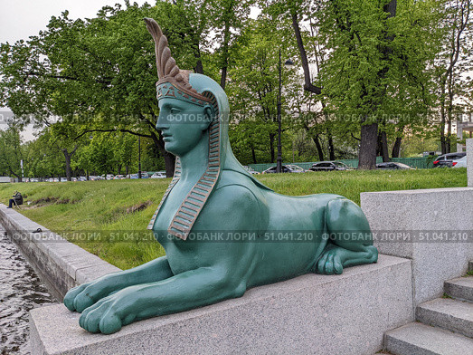 Санкт-Петербург, Сфинкс на набережной реки Малой Невки (2022 год). Редакционное фото, фотограф Мартыщенко Надежда / Фотобанк Лори