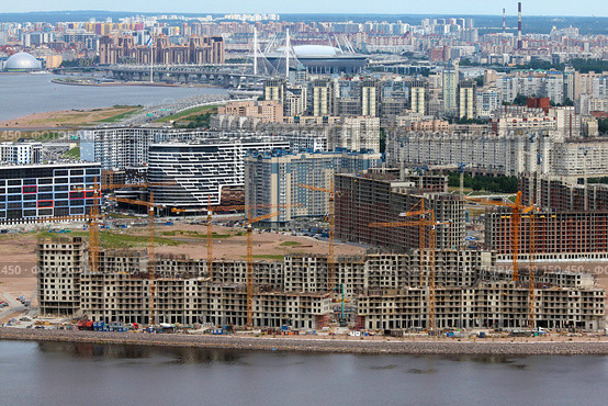 Санкт-Петербург. Строительство жилых комплексов на намывных территориях в Василеостровском районе. (2020 год). Редакционное фото, фотограф Александр Тарасенков / Фотобанк Лори