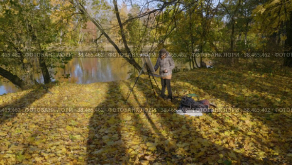 Санкт-Петербург, Центральный парк на Елагином острове осенью. Известная художница Татьяна Лушникова пишет пейзаж. St. Petersburg, Central Park on Elagin Island in autumn. Famous artist Tatiana Lushnikova paints a landscape. (2021 год). Редакционное видео, видеограф Евгений Романов / Фотобанк Лори