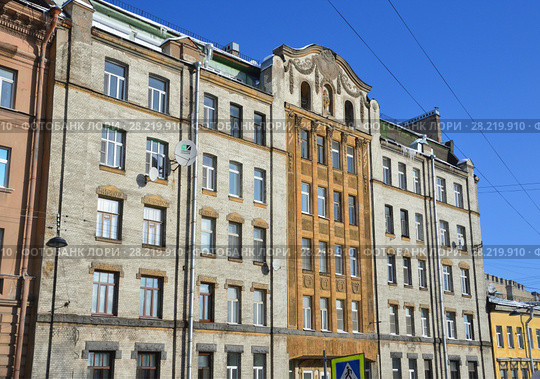 Санкт-Петербург, улица Гангутская, 16. Доходный дом акционерного общества "Строитель" 1910 года постройки в ясный день (2018 год). Редакционное фото, фотограф Овчинникова Ирина / Фотобанк Лори