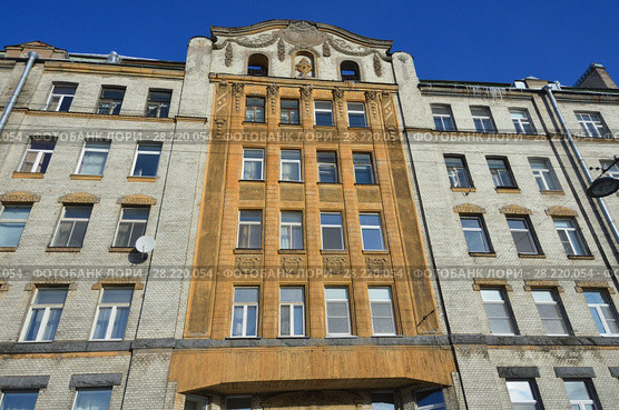 Санкт-Петербург, улица Гангутская, 16. Доходный дом акционерного общества "Строитель" 1910 года постройки на фоне синего неба (2018 год). Стоковое фото, фотограф Овчинникова Ирина / Фотобанк Лори