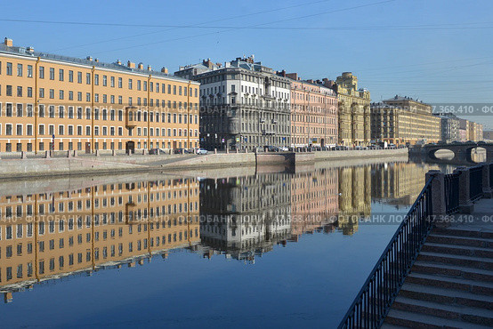 Санкт-Петербург. Вид на набережную Фонтанки около Измайловского моста в солнечный безветренный день (2019 год). Стоковое фото, фотограф Александр Алексеев / Фотобанк Лори
