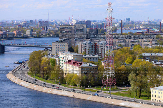 Санкт-Петербург. Вид на Октябрьскую набережную и Неву южнее Володарского моста. Редакционное фото, фотограф Александр Тарасенков / Фотобанк Лори