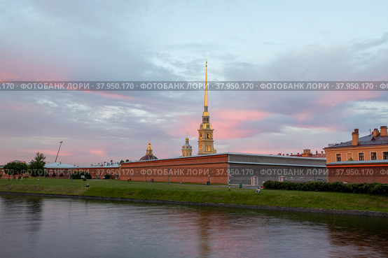 Санкт-Петербург. Вид на Петропавловскую крепость с Кронверкского моста (2022 год). Редакционное фото, фотограф Литвяк Игорь / Фотобанк Лори