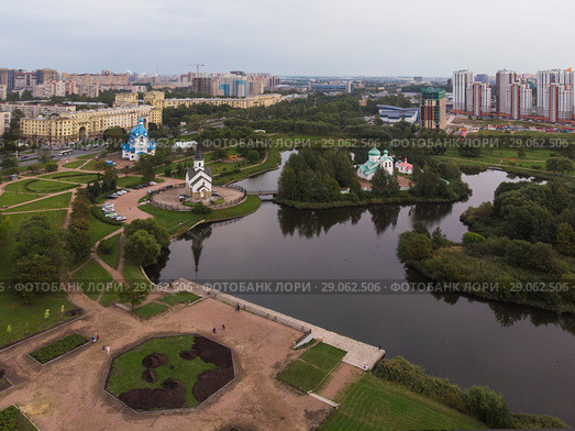 Санкт-Петербург. Вид сверху на храмовый комплекс в парке Городов-Героев (Пулковском парке) (2017 год). Стоковое фото, фотограф Литвяк Игорь / Фотобанк Лори