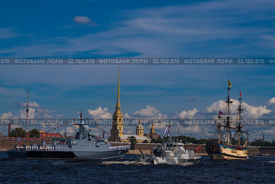 Санкт-Петербург. Военный корабль на параде в День ВМФ (2019 год). Редакционное фото, фотограф Литвяк Игорь / Фотобанк Лори