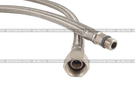 Сантехнический шланг в металлической оплетке для воды на белом фоне. Plumbing hose in a metal braid for water. Стоковое фото, фотограф Татьяна Д / Фотобанк Лори