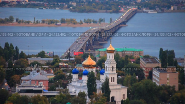 Саратов. Вид города со смотровой площадки. Автомобильный мост через реку Волгу, соединяющий города Саратов и Энгельс (2016 год). Стоковое видео, видеограф Литвяк Игорь / Фотобанк Лори