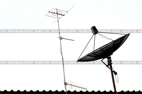 Satellite dish and Radio Atenna on the Roof. Стоковое фото, агентство Ingram Publishing / Фотобанк Лори