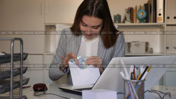 Satisfied woman office worker with wage packet. Стоковое видео, видеограф Яков Филимонов / Фотобанк Лори