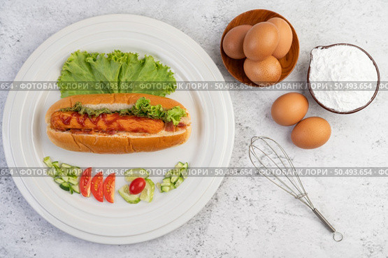 Sausage wrapped in bread and lettuce topped with sauce. Стоковое фото, агентство Ingram Publishing / Фотобанк Лори