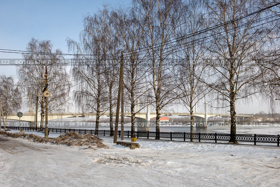 Савеловский мост через Волгу в городе Кимры Тверской области, Россия. Вид с набережной Фадеева в зимний день. Архитектура, здания и живописная природа. Пейзаж Кимр (2021 год). Стоковое фото, фотограф Pukhov K / Фотобанк Лори