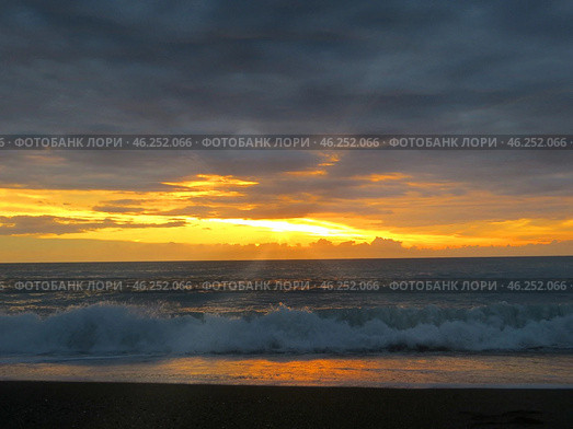 Scalea, Italy. November 19, 2024. Calabria. Sunset, the sun sets in the sea, its rays break through thick clouds. Стоковое фото, фотограф Мария Фетисова / Фотобанк Лори