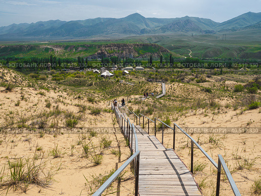 Scenic path to the Sarykum barkhan. Sand mountain in the Caucasu (2021 год). Редакционное фото, фотограф Саблин Станислав / Фотобанк Лори