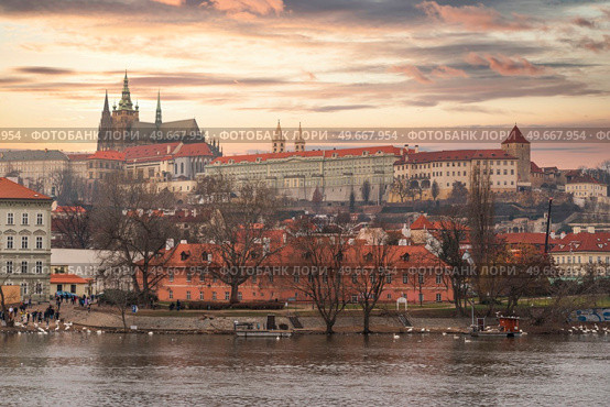 Scenic summer panorama of the Old Town architecture with Vltava river and St.Vitus Cathedral in Prague, Czech Republic. Стоковое фото, агентство Ingram Publishing / Фотобанк Лори