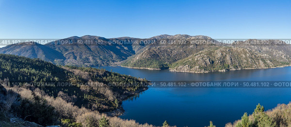 Scenic view of the lake at the Vilarinho das Furnas Dam, Peneda Geres National Park, in Portugal. Стоковое фото, агентство Ingram Publishing / Фотобанк Лори