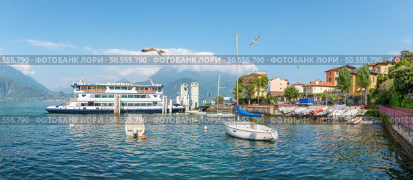 Scenic view of the marina with a ferry in Varenna on Lake Como. Стоковое фото, агентство Ingram Publishing / Фотобанк Лори