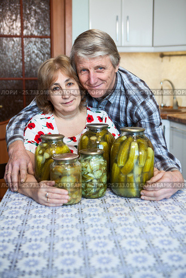 Счастливые пенсионеры с домашними заготовками и соленьями сидят на кухне. Стоковое фото, фотограф Кекяляйнен Андрей / Фотобанк Лори
