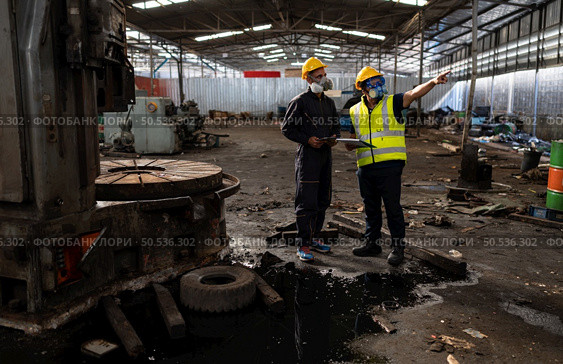 Scientists and government officials Inspect and collect chemical leak samples in industrial sites. to be thoroughly investigated in the laboratory. Стоковое фото, агентство Ingram Publishing / Фотобанк Лори