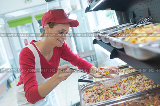 scooping amount of food. Стоковое фото, агентство Ingram Publishing / Фотобанк Лори