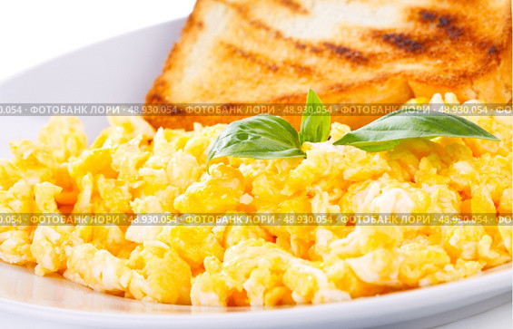 scrambled eggs with green basil and toast. Стоковое фото, агентство Ingram Publishing / Фотобанк Лори
