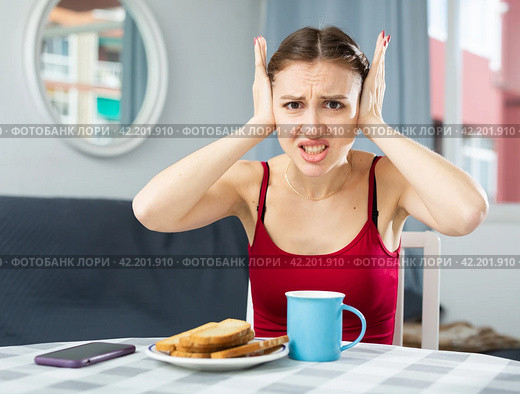 Screaming displeased young woman splashing out emotions. Стоковое фото, фотограф Яков Филимонов / Фотобанк Лори