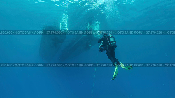 Scuba diver swim towards diving boat in blue water. Mediterranean Sea, Cyprus. Стоковое фото, фотограф Некрасов Андрей / Фотобанк Лори
