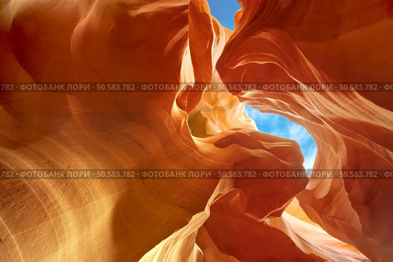 sculpted sandstone walls in Lower Antelope Canyon. Стоковое фото, агентство Ingram Publishing / Фотобанк Лори